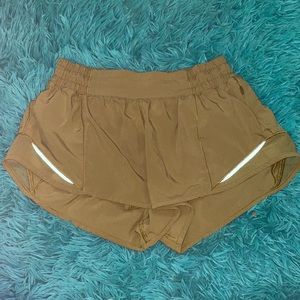 lululemon 2.5" hotty hot shorts